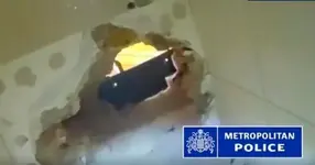 Банда рыла тоннель к ювелирному магазину через массажный салон в Лондоне.webp