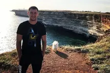 В Крыму, спасая тонувшую девушку, погиб мужчина из Свердловской области.webp